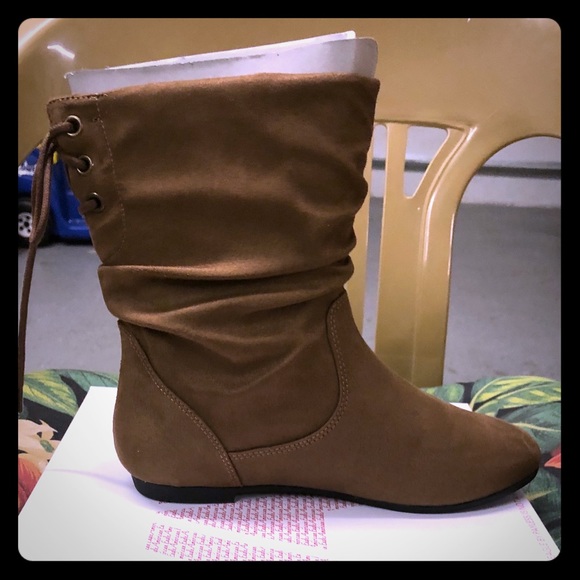 American Eagle ankle boots in a taupe. New w/Box - Picture 1 of 1